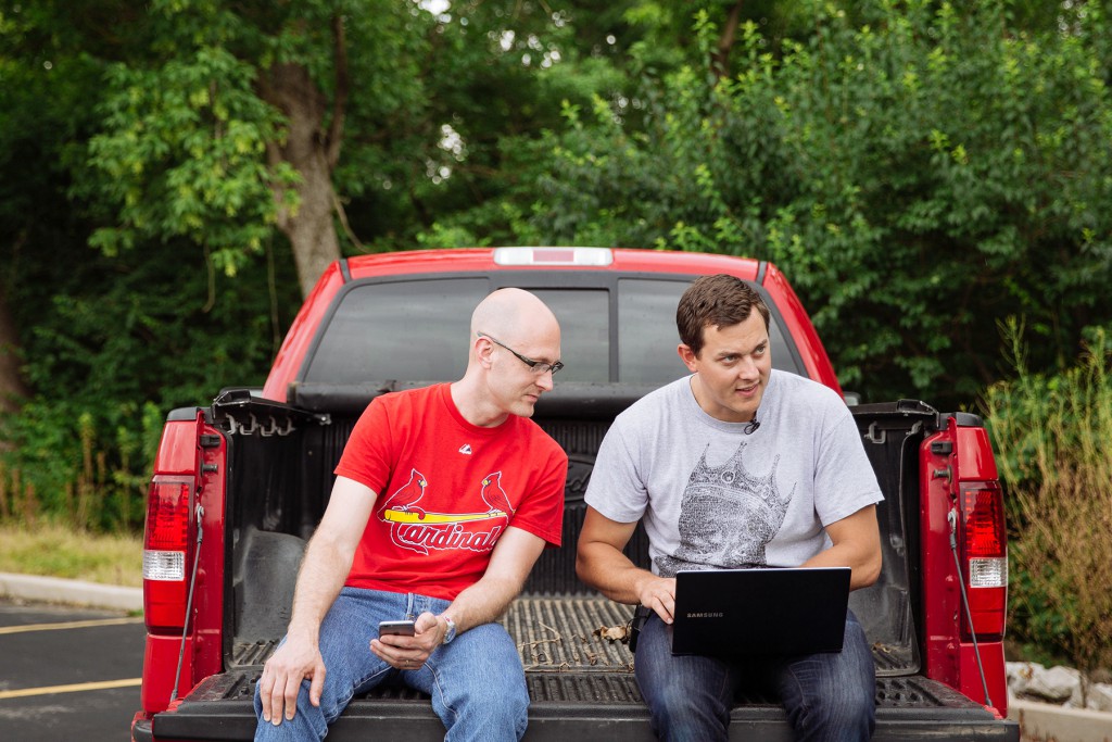 Charlie Miller (a sinistra) e Chris Valasek (a destra) direttore del Vehicle Security Research hanno mostrato al mondo quanto sia facile prendere il controllo di un auto da remoto collegandosi al suo sistema elettronico e by-passare i comandi impostati dal guidatore.